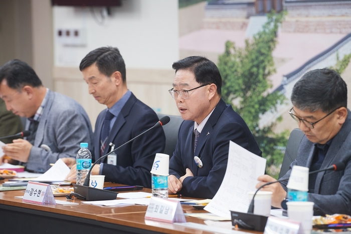 강수현 양주시장(가운데) 6일 관내 초등학교 교장들과 간담회 주재