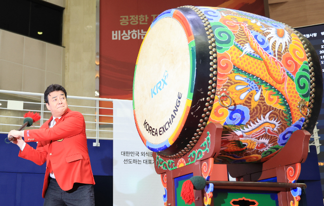 백종원 더본코리아 대표가 지난 6일 한국거래소에서 유가증권시장 상장을 기념해 북을 치고 있다. 연합