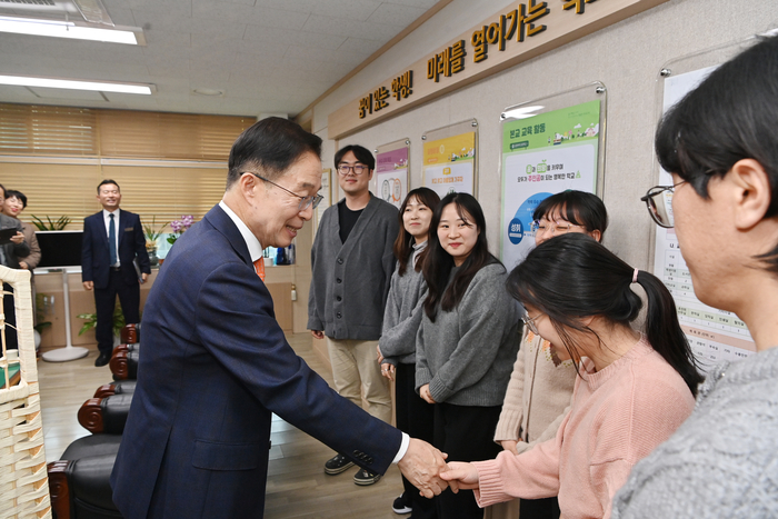 임종식 경북교육감, 수능 일주일 앞두고 안동고와 길원여고 방문 격려