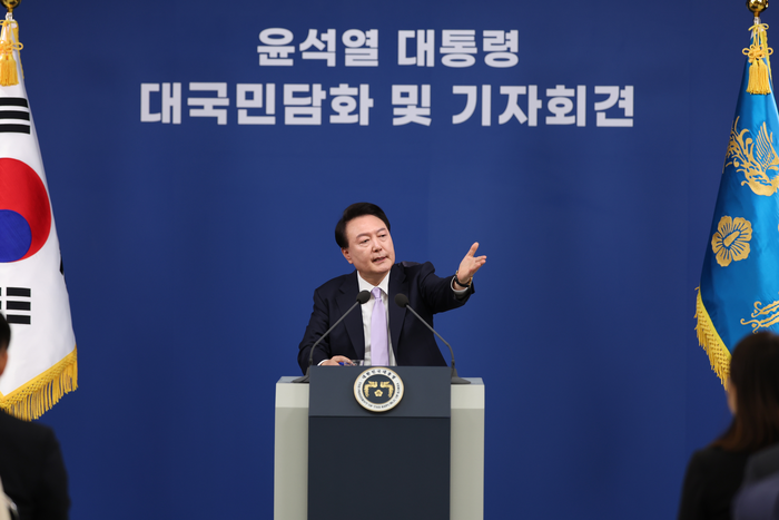 윤석열 대통령이 7일 서울 용산 대통령실 청사 브리핑실에서 열린 '대국민담화 및 기자회견'에서 기자에게 질문할 기회를 주고 있다. 연합뉴스