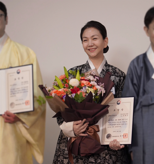 권혜진 서울디지털대 교수가 2024 한복문화주간에 '한복인 대상 표창 수여식'에서 한복분야 유공자로 '올해의 한복인상'을 수상했다. (사진=서울