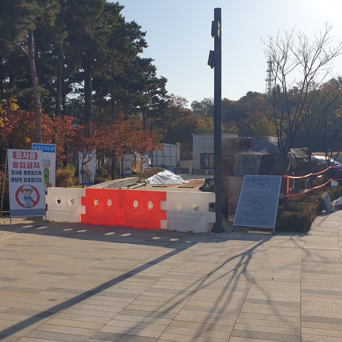 남산 곤돌라 승강기 조성 사업이 멈춘 서울 중구 남산예장공원 모습.