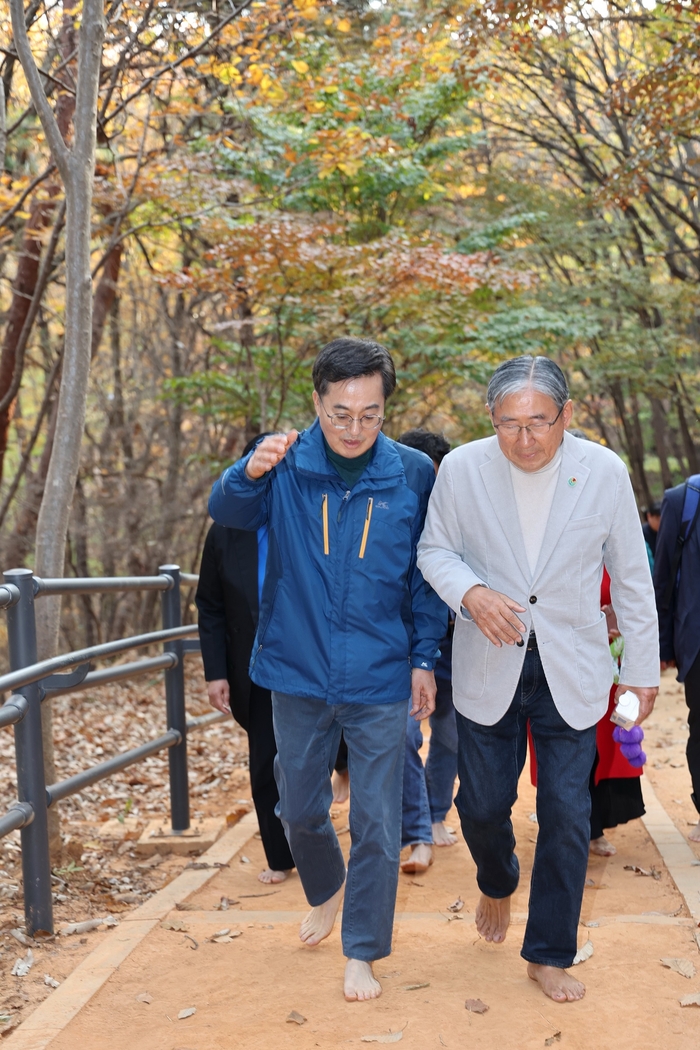 김동연 경기도지사-박동창 맨발걷기국민운동본부 회장(오른쪽) 13일 군포 수리산산림욕장 황톳길 걷기