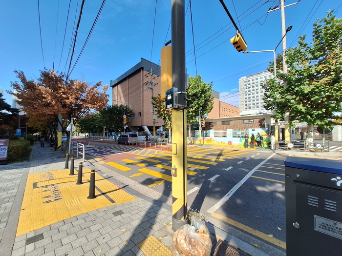 15일 하교시간 찾은 당서초등학교. 'e편한세상 당산 리버파크'로 가기 위해 길을 건너야 하는데 교통량이 많지 않고 대부분 차량이 서행한다. 사진=