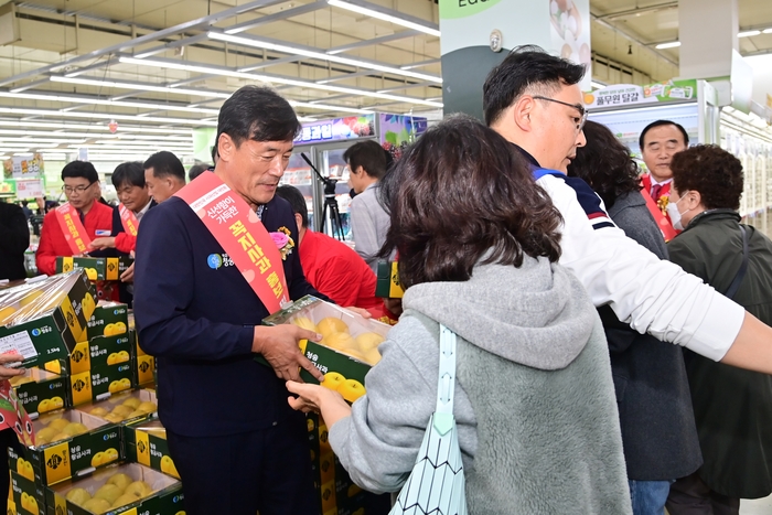 청송군, 수도권 하나로마트에서 신선한 꼭지사과 홍보 및 판매행사