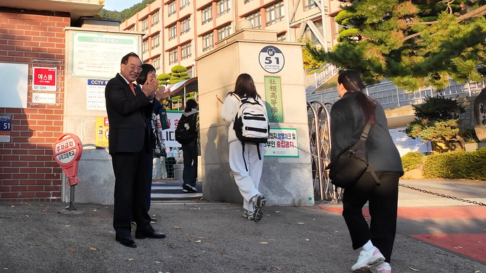 하윤수 부산교육감 “수험생 여러분, 정말 수고 많았다