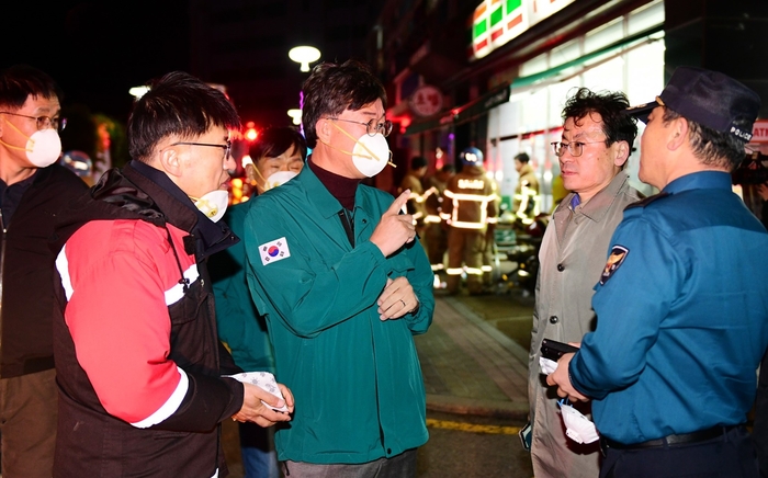 이민근 안산시장 17일 단원구 중앙동 상가 화재현장 긴급 점검