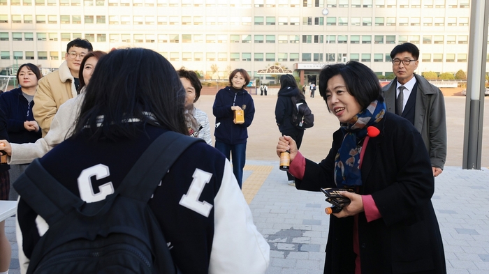 신계용 과천시장 2025학년도 대입 수능시험 수험생 응원전 참석