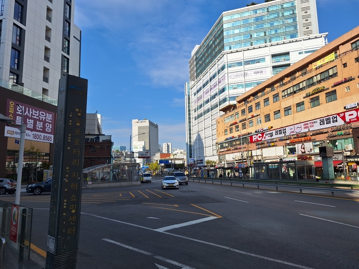 18일 찾은 영등포역 앞 영등포로터리 지하쇼핑센터 입구. 영등포역 인근에는 대형 쇼핑몰 뿐 아니라 작은 건물이나 노포들도 여럿 있다. 사진=여헌우