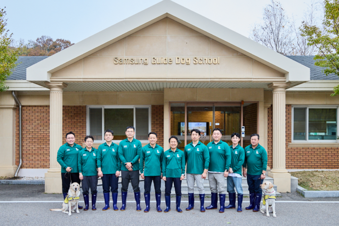 삼성화재는 노사 대표가 함께 삼성화재 안내견학교를 방문해 봉사활동을 실시했다고 20일 밝혔다.