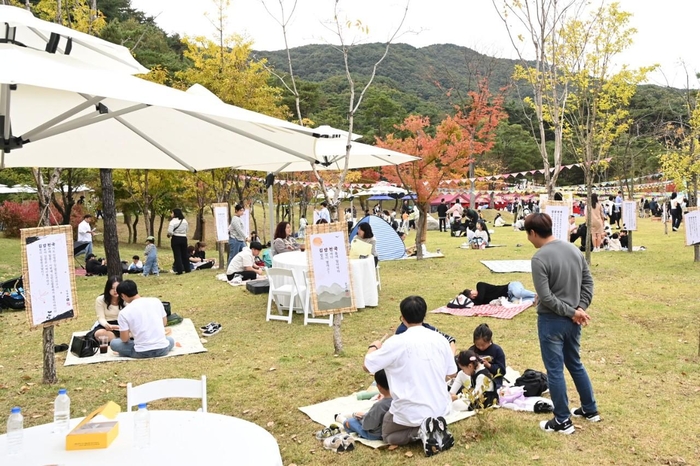 지난 10월 26～27일 경북 김천시 직지사 일원에서 진행된 '2024 김천 김밥축제' 현장. 사진= 김천시