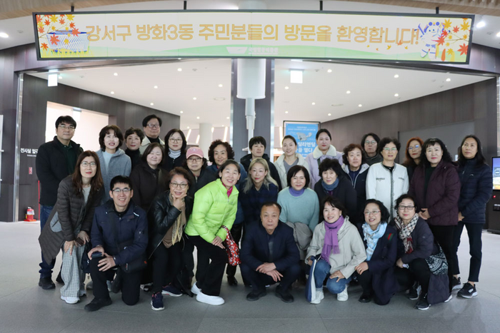 국립항공박물관과 서울 강서구청은 방화3동에 거주하는 노인 30여명을 초청해 '강서구청과 함께하는 항박 나들이' 행사를 진행했다. 사진=국립항공