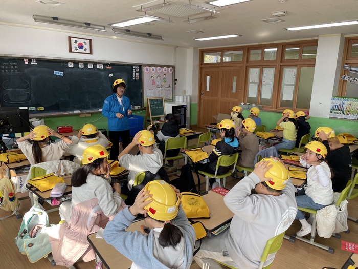 21일 울진 죽변초등학교에서 진행된 '재난안전 경안전모 전달식 및 재난안전교육' 행사에서 학생들이 어린이용 경안전모를 착용하고 안전 교육을 