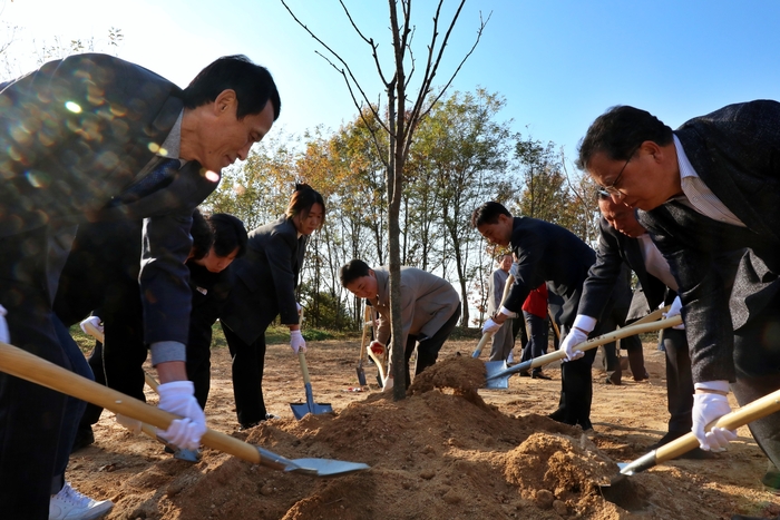 지난 22일 전북 완주군 국립농업과학원에서 농심과 한국양봉농협, 한국양봉협회, 한국한봉협회 관계자들이 참석해 식재 작업을 진행하고 있다. 사진=