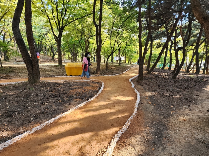 안산시 민속공원 내 맨발걷기 산책로