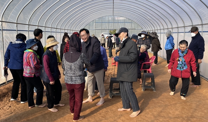 나주시, “겨울에도 영산강 맨발 황톳길 이용하세요