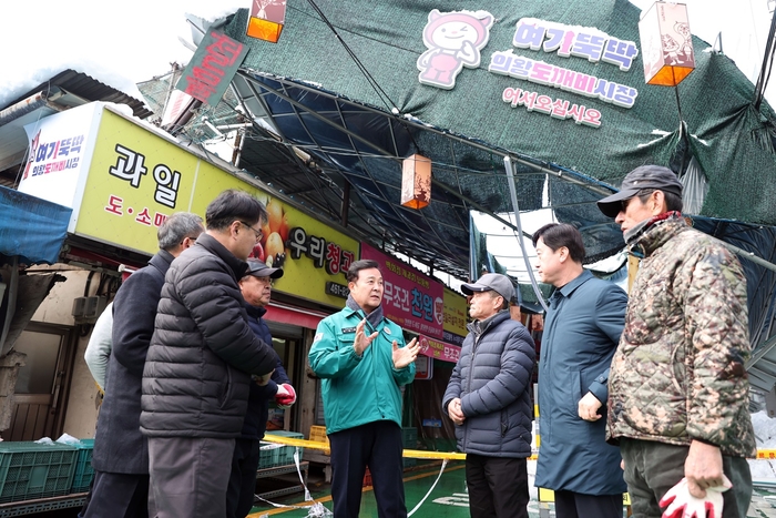 김성제 의왕시장(가운데) 28일 의왕도깨비시장 천장 그늘막 붕괴현장 점검