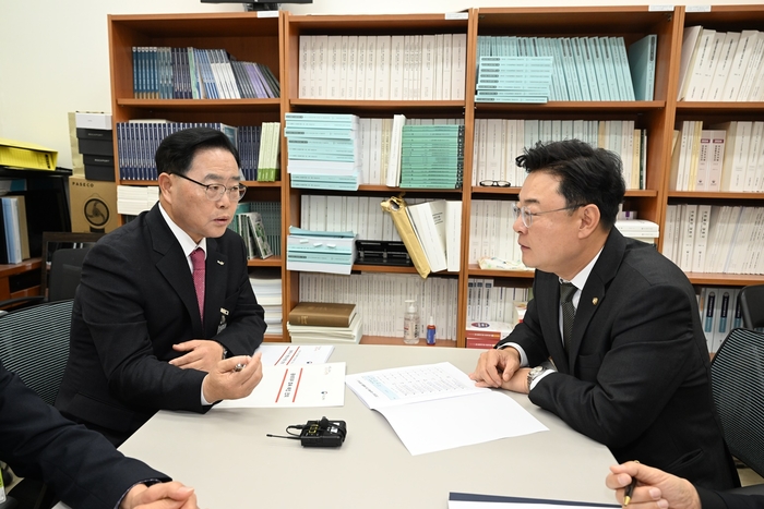 강수현 양주시장(왼쪽) 28일 2025년 국비예산 확보 위해 김성원 국회의원 방문