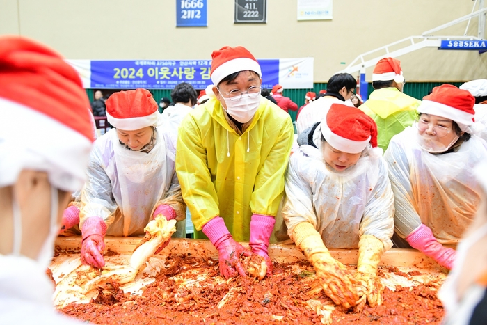 이민근 안산시장(왼쪽 두번째) 27일 '2024년 김장나눔 통합행사' 참석