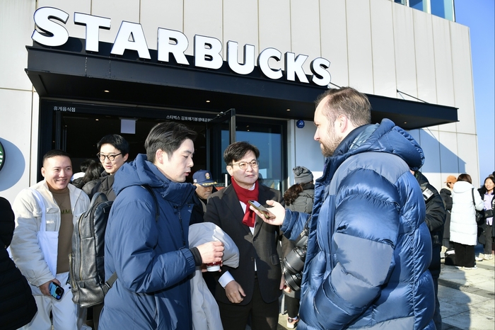 김병수 김포시장 29일 스타벅스 김포애기봉생태공원점에서 외신과 인터뷰