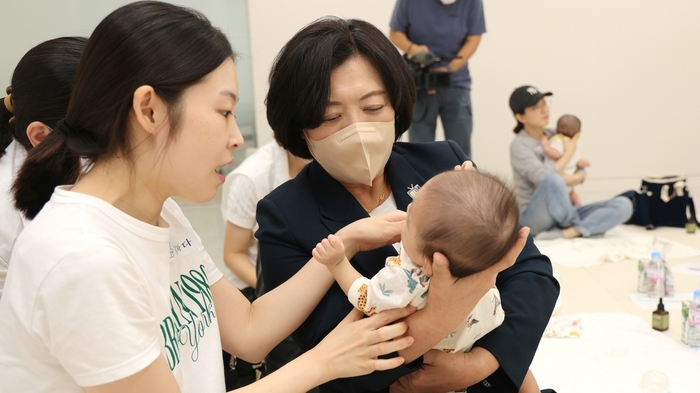 신계용 과천시장(오른쪽) 오감발달교실 방문