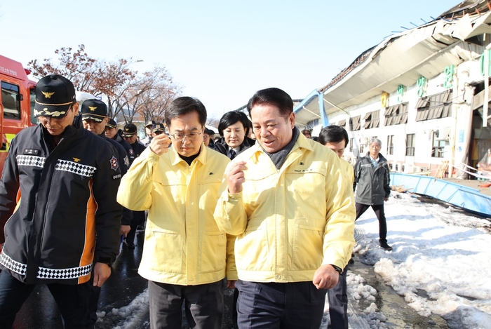 최대호 안양시장(오른쪽)-김동연 경기도지사(가운데) 28일 농수산물도매시장 청과동 지붕붕괴 현장 안전 검검