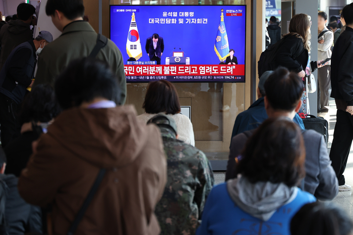 대통령 담화·회견 지켜보는 시민들