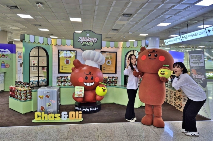 김해공항 국제선 내 마련된 농심의 짜파게티 분식접 콘셉트의 'K-라면 체험매장'. 사진=농심