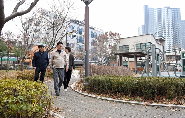 김동근 의정부시장 2일 2025년 맨발걷기길 사업대상지 점검