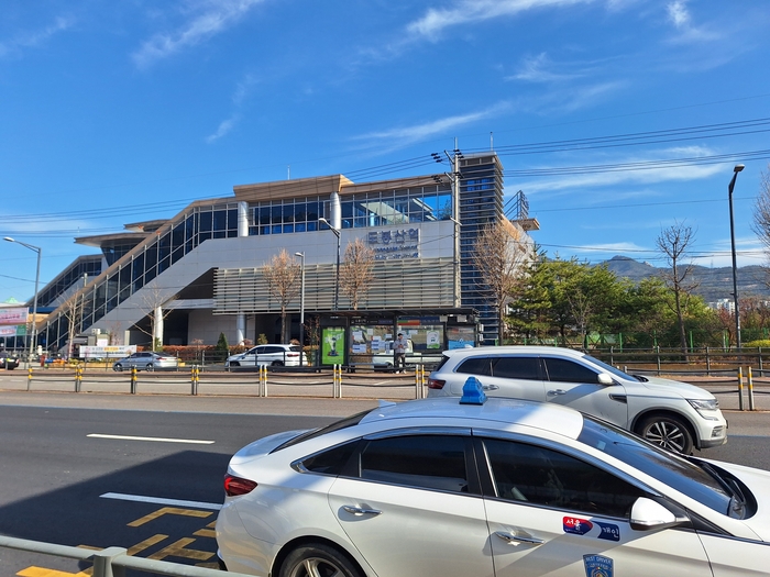 수도권 지하철 1호선과 서울 지하철 7호선이 지나는 도봉산역. 등산로 쪽으로 가려면 왕복 6차선 도로를 건너야 한다. 이 도로는 철로를 따라 방학역 남