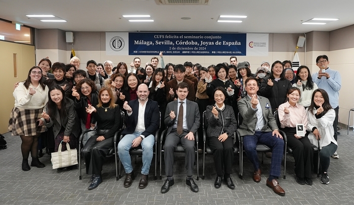 지난 2일 사이버한국외국어대학교 사이버관에서 공동세미나에서 스페인어학부 학생, 교수들과 외빈들이 참석해 기념사진을 찍고 있다. 사진=사이버한