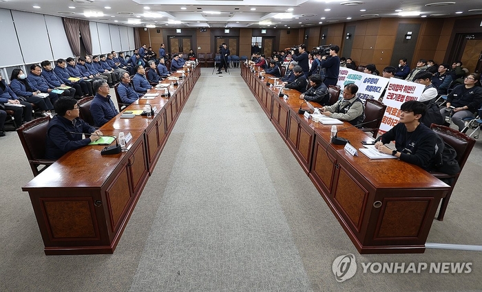 5일 서울 성동구 서울교통공사 인재개발원에서 노사 대표단이 교섭 시작을 기다리고 있다.