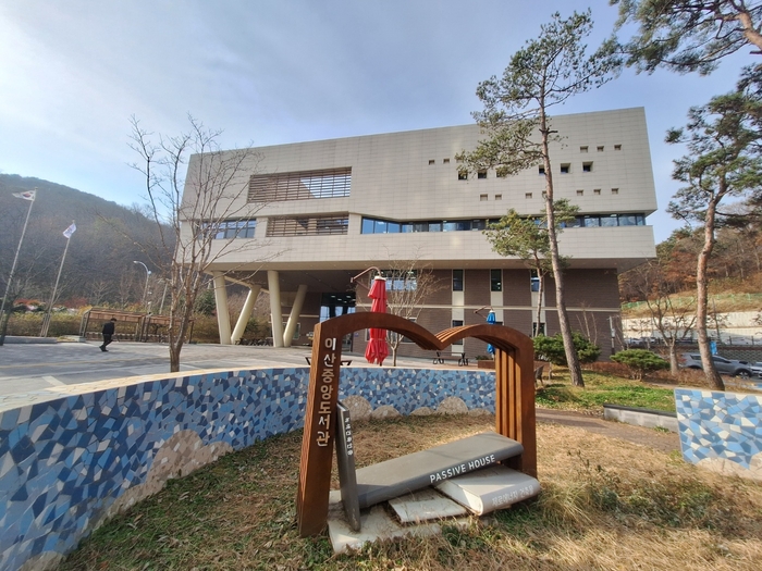 아산시 중앙도서관 전경. 입구부터 '녹색건축 인증', '제로에너지 건축물' 등 문구가 들어간 조형물을 만나볼 수 있다. 사진=여헌우 기자.