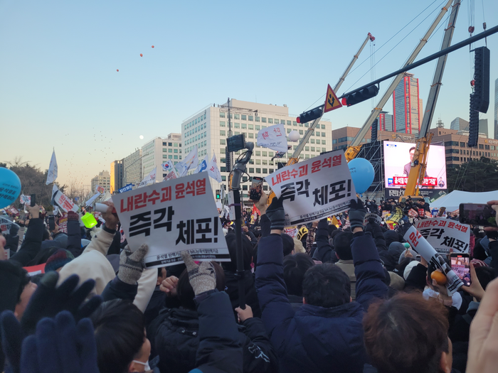 14일 서울 여의도 국회의사당 앞에 모인 시민들이 윤석열 대통령의 즉각 체포를 요구하는 팻말을 들고 있다. 사진= 이원희 기자