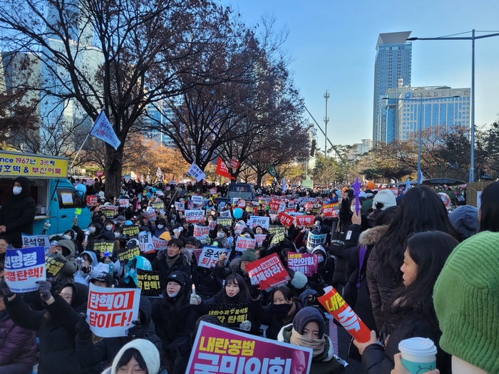 14일 서울 여의도 국회의사당 앞에서 시민들이 윤석열 대통령 탄핵을 요구하고 있다. 사진= 이원희 기자