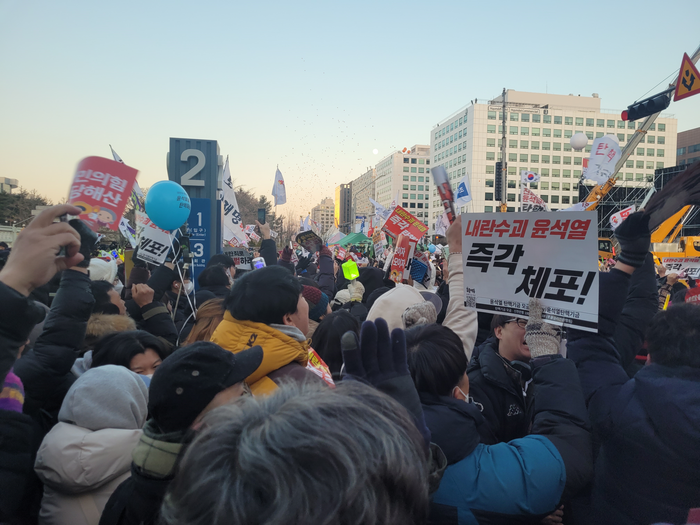 14일 서울 여의도 국회의사당 정문 앞에 모인 시민들이 윤석열 대통령 탄핵소추안 가결 소식에 환호하고 있다. 사진= 이원희 기자