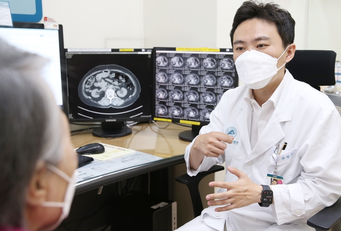 서울아산병원 종양내과 유창훈 교수가 담관암 환자를 진료하고 있다. 사진=서울아산병원