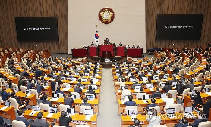 우원식 국회의장이 14일 오후 국회 본회의에서 윤석열 대통령 탄핵소추안을 가결하고 있다. 사진 = 연합뉴스.