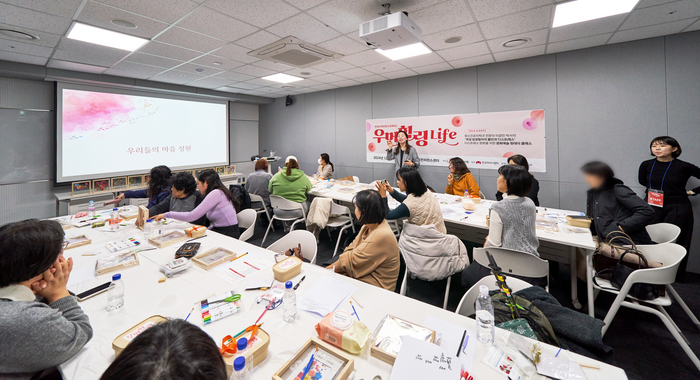 여성 암경험자와 보호자들이 14일 오후 서울 강남 한국컨퍼런스센터에서 열린 '우먼 힐링 LIFE(라이프)' 힐링 체험 프로그램에 참여하고 있다.