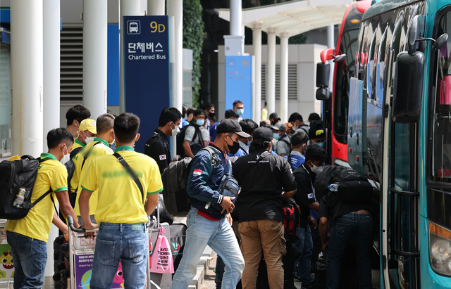 단체버스 타는 외국인근로자들