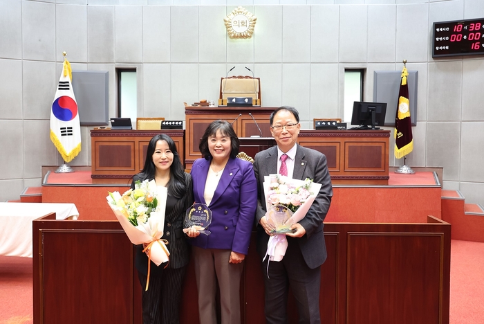 왼쪽부터 시흥시의회 박소영 의원, 오인열 의장, 성훈창 의원