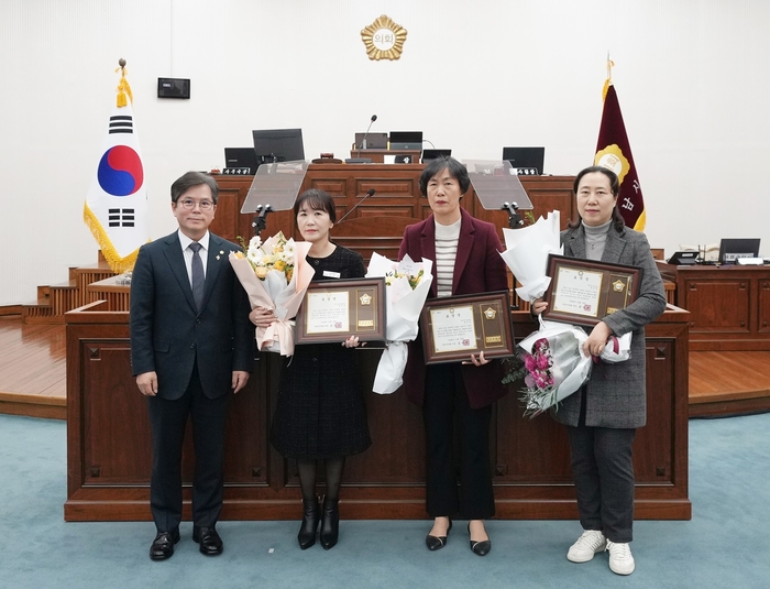 금광연 하남시의회 의장(왼쪽) 19일 '2024년 4분기 우수공무원' 시상