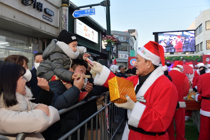 담양 산타축제, 화려한 개막 퍼레이드와 함께 개막