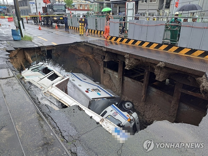 지난 9월 부산 사상구 한 도로에서 가로 10ｍ, 세로 5ｍ, 깊이 8m가량 땅꺼짐 현상이 발생했다.