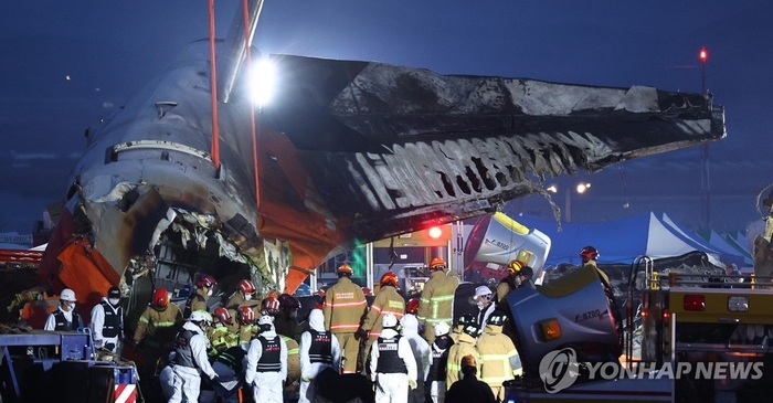 소방대원들이 무안국제공항 활주로에서 이탈한 제주항공 여객기 사고 현장을 수습하고 있다. 사진=연합뉴스