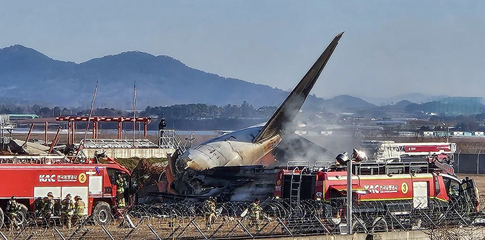 175명 태운 항공기 무안공항 착륙 중 충돌해 폭발