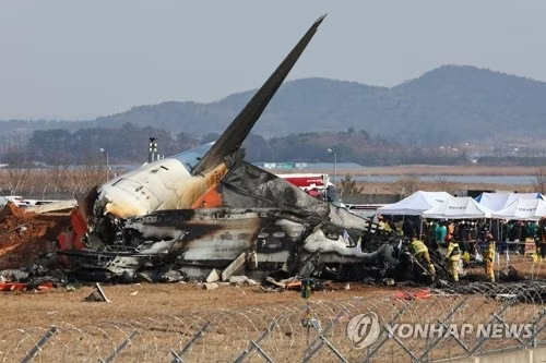 29일 오후 전남 무안군 무안국제공항에서 발생한 항공기 폭발사고 현장에서 소방대원들이 구조작업을 펼치고 있다.