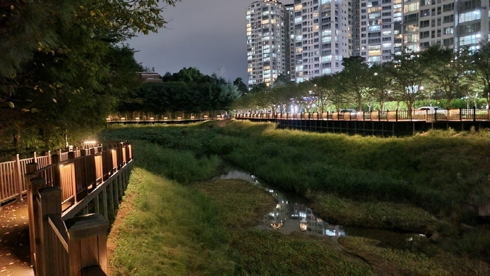 고양특례시 한산공원 저류지 데크 산책로