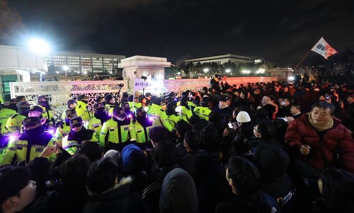 계엄 해제 요구안 가결, 대치는 계속