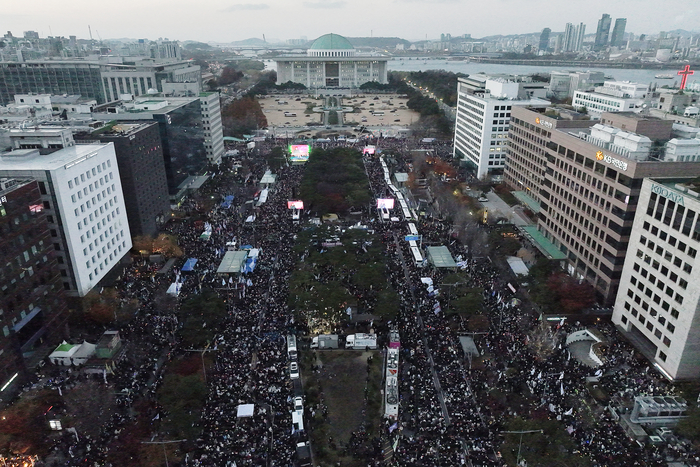 국회 앞으로 모인 시민들